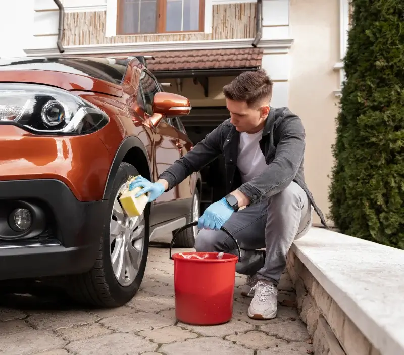 Lavage auto à domicile Les Sièges : professionnel intervenant sur un véhicule
